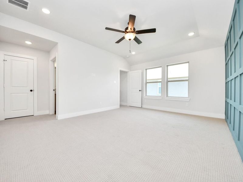 Spacious, unfurnished interior of a new home in Lago Mar, Texas City (Image 40).