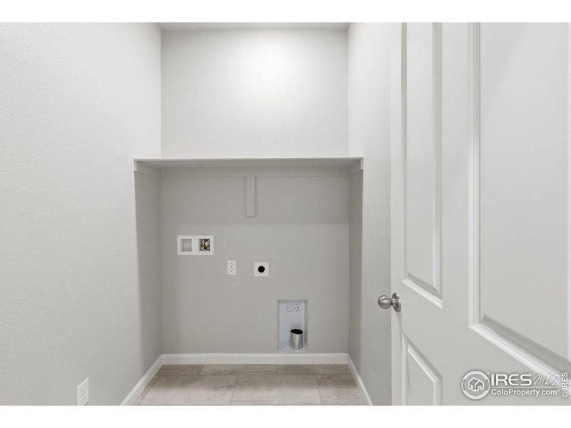 Spacious, unfurnished interior of a new home in Cordovan, Longmont (Image 21).