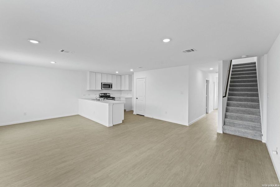 Spacious, unfurnished interior of a new home in Spring Grove, St. Hedwig (Image 18).