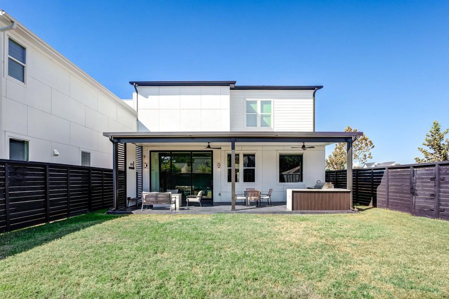 Exterior details and patio area of a home in Avondale, Houston (Image 27).