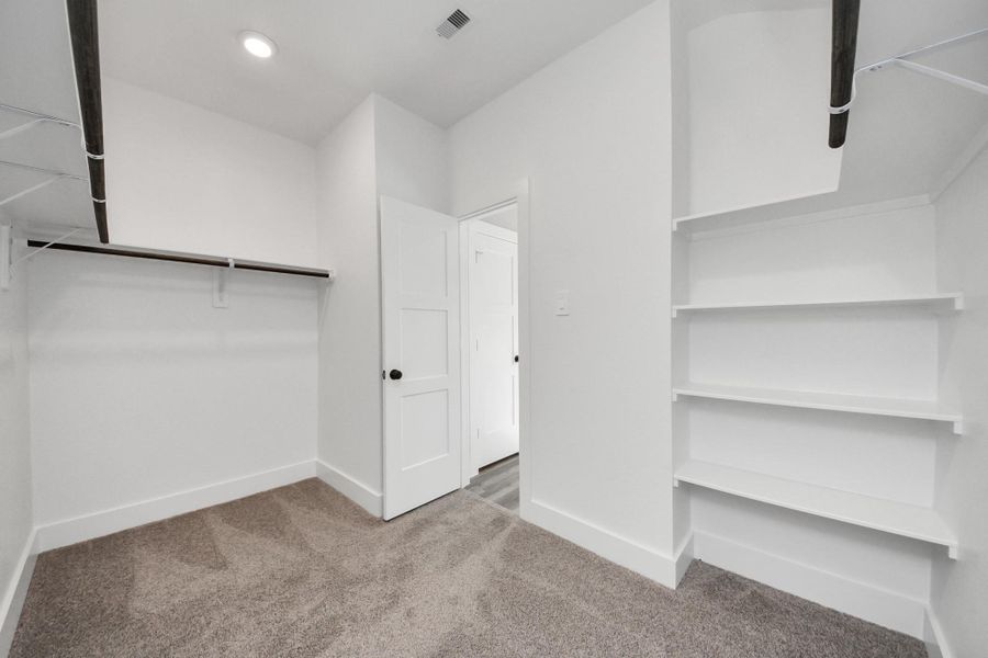 Spacious, unfurnished interior of a new home in Sunterra: Landmark Collection, Katy (Image 21).