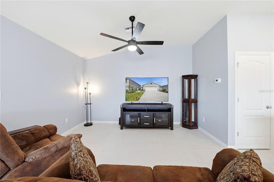 Furnished interior view inside a new home in Magnolia Creek, Riverview (Image 34). Furnished interior view inside a new home in Magnolia Creek, Riverview (Image 34).