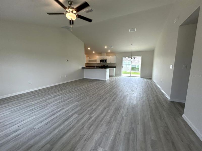 Spacious, unfurnished interior of a new home in , Citrus Springs (Image 14).