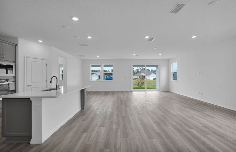 Spacious, unfurnished interior of a new home in Hyland Trail, Green Cove Springs (Image 9).