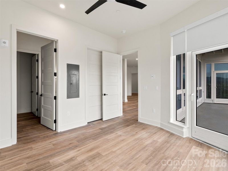 Spacious, unfurnished interior of a new home in , Asheville (Image 31).