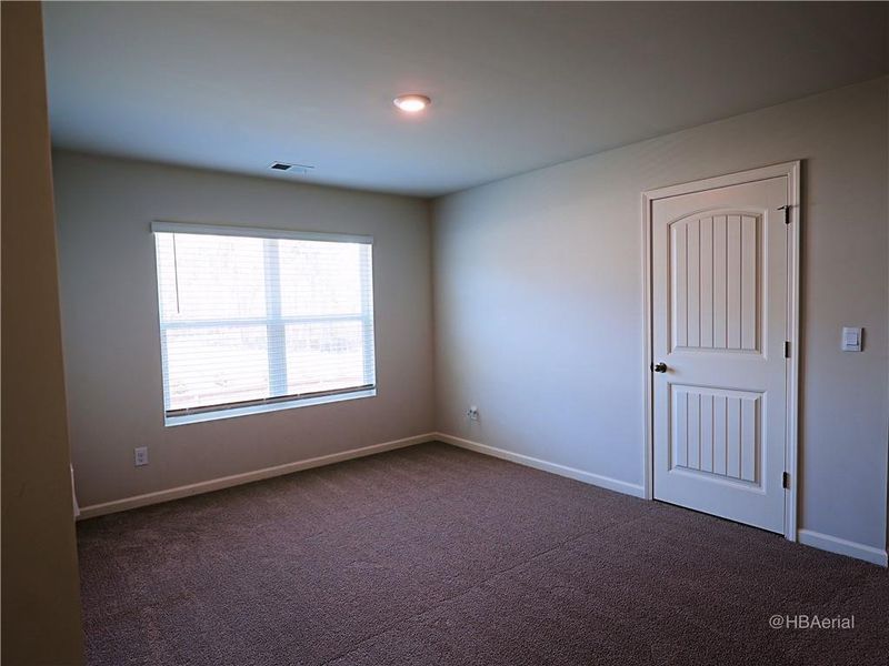 Spacious, unfurnished interior of a new home in Thompson Ridge, Dallas (Image 20).
