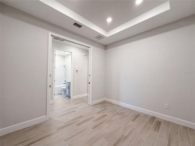 Spacious, unfurnished interior of a new home in , Sarasota (Image 25).