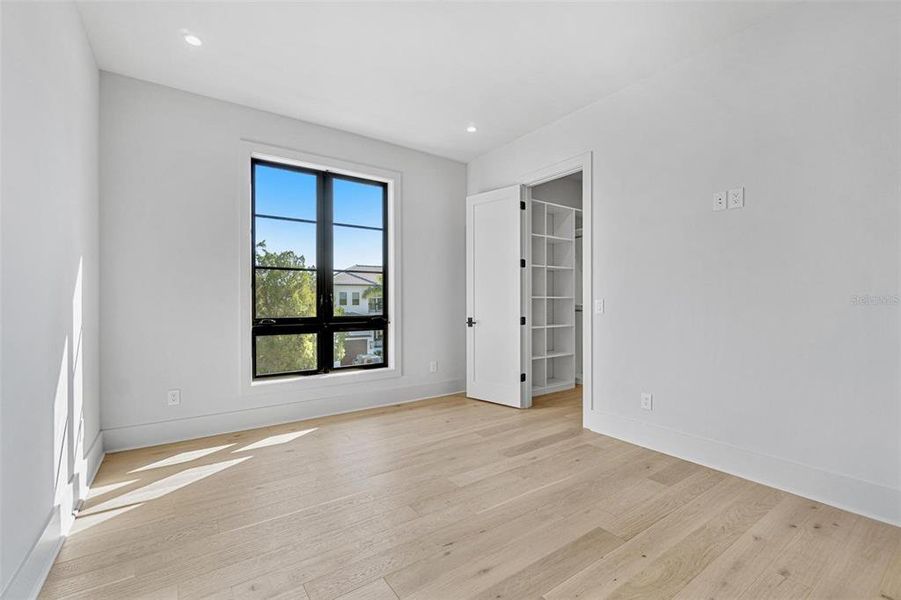 Spacious, unfurnished interior of a new home in , Tampa (Image 21).