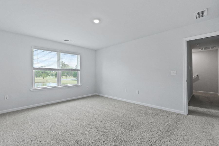 Spacious, unfurnished interior of a new home in Carolina Groves, Moncks Corner (Image 9).