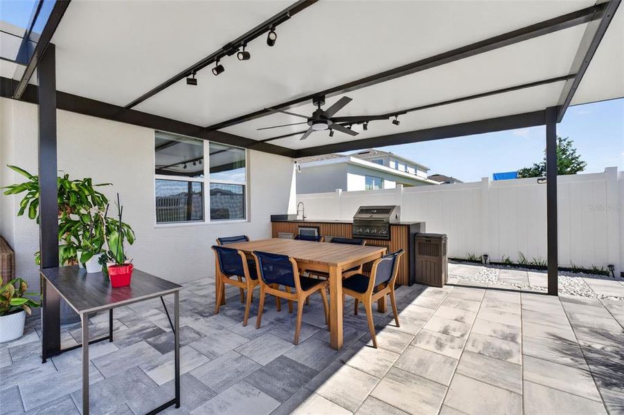 Exterior details and patio area of a home in , Winter Garden (Image 33).