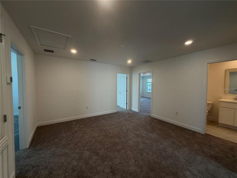 Spacious, unfurnished interior of a new home in Villa Pass, Mascotte (Image 39).