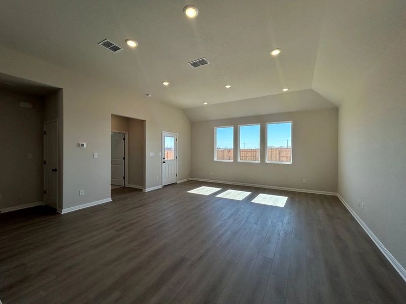 Spacious, unfurnished interior of a new home in Willow Springs, Buda (Image 18).