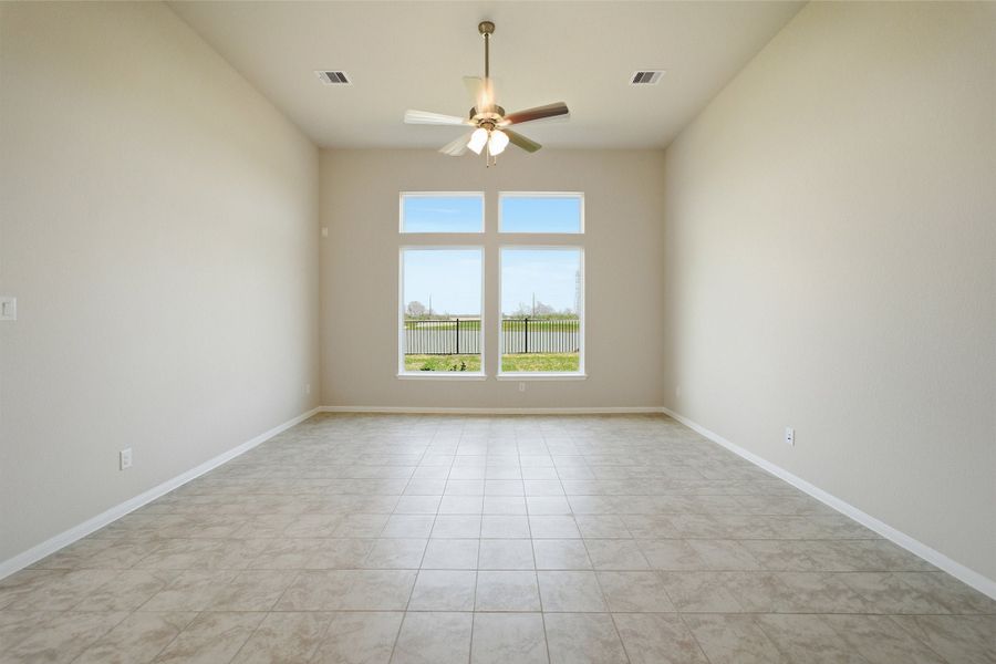 Spacious, unfurnished interior of a new home in Canterra Creek, Rosharon (Image 32).