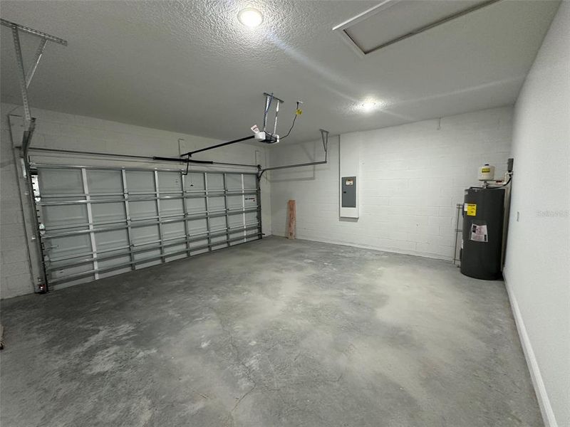 Spacious, unfurnished interior of a new home in , Citrus Springs (Image 32).