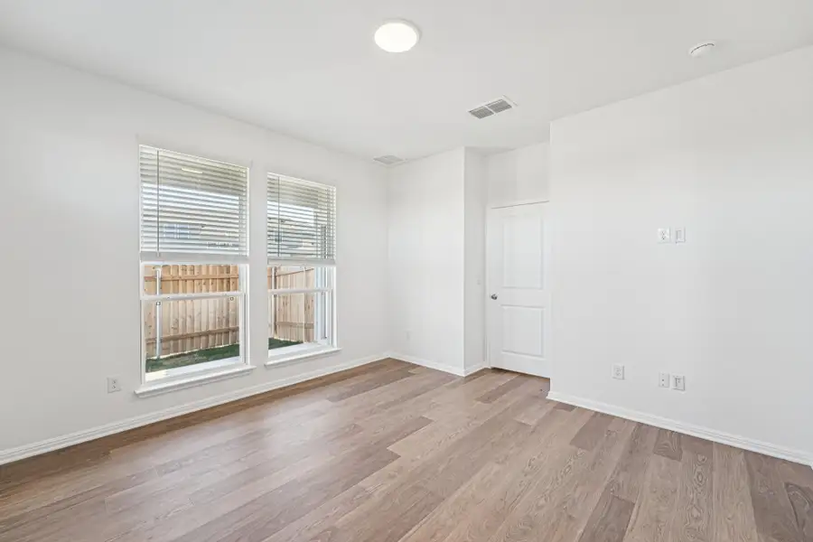 Spacious, unfurnished interior of a new home in Porter Country, Buda (Image 11).