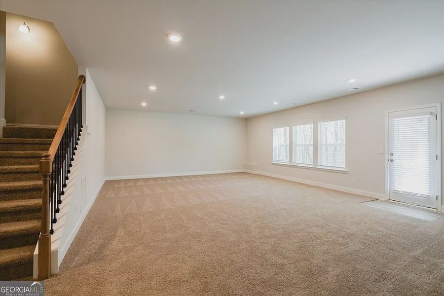 Spacious, unfurnished interior of a new home in Oakview Estates, Macon (Image 37).