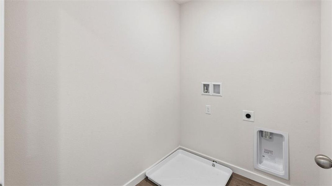 Spacious, unfurnished interior of a new home in Fish Lake Cove, Kissimmee (Image 12).