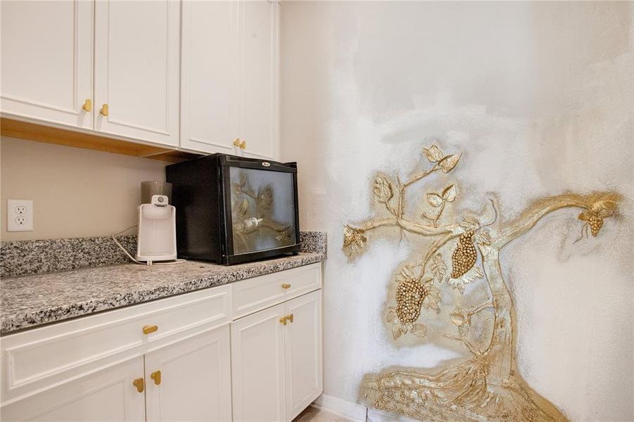 kitchen nook with large walk in Pantry