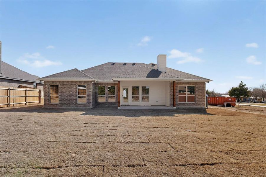 Exterior details and patio area of a home in , Glenn Heights (Image 4).
