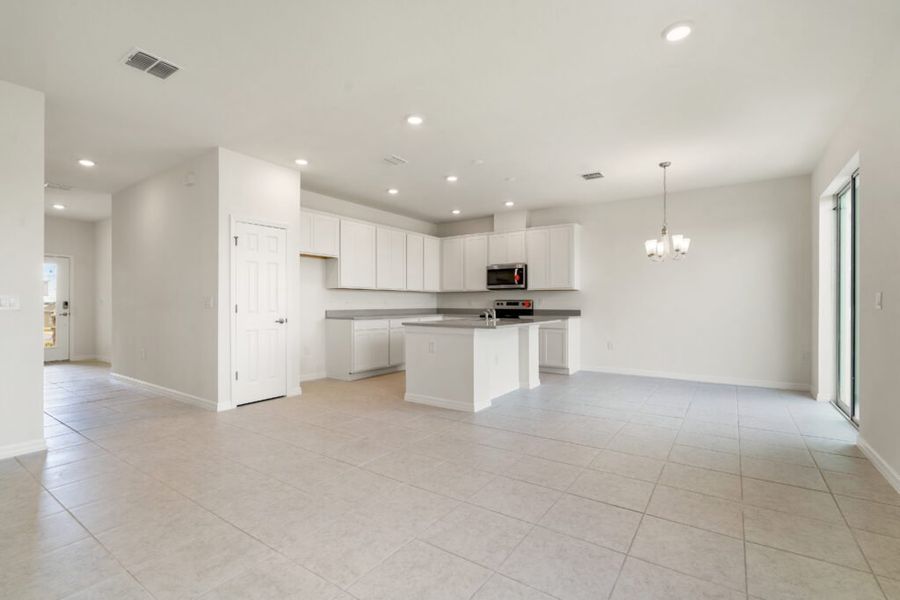 Spacious, unfurnished interior of a new home in Eden Hills, Lake Alfred (Image 5).