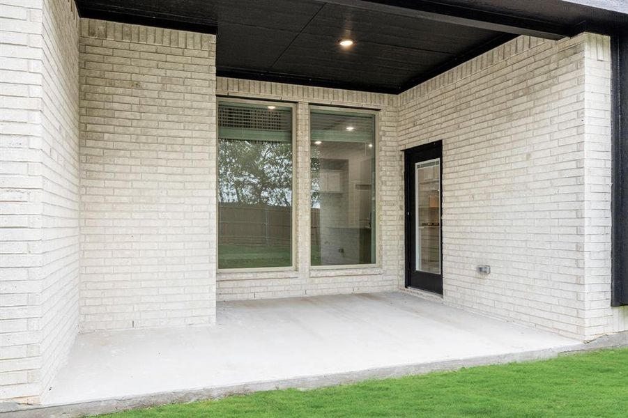Exterior details and patio area of a home in Star Ranch, Godley (Image 21).