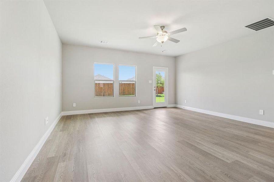 Spacious, unfurnished interior of a new home in Westmoor, Sherman (Image 19).