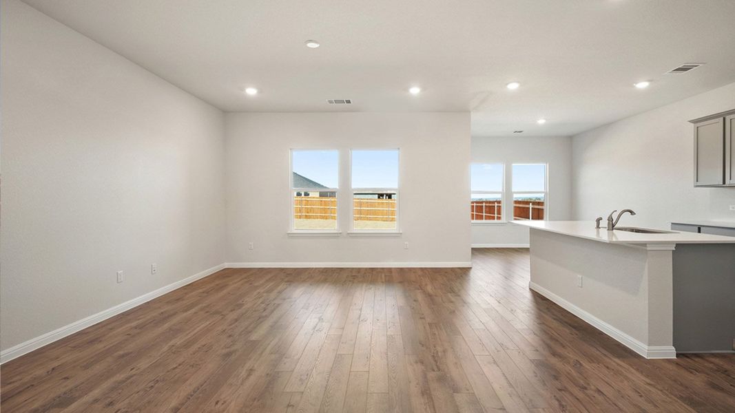 Spacious, unfurnished interior of a new home in Thunder Rock, Marble Falls (Image 15).