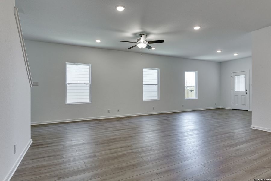 Spacious, unfurnished interior of a new home in Hennersby Hollow, San Antonio (Image 26).