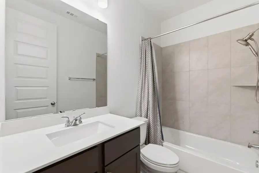 Furnished interior view inside a new home in Meridiana 40'/45', Manvel (Image 13).