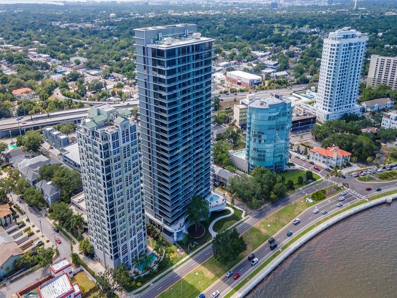 Condo located in Tampa, FL showcasing its design and architecture (Image 51).