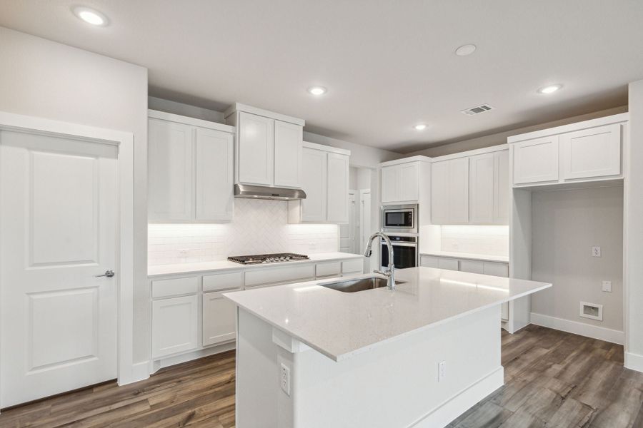 Furnished interior view inside a new home in Dove Hollow, Waxahachie (Image 9).