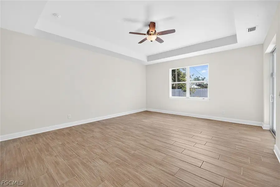 Spacious, unfurnished interior of a new home in Cape Coral, Cape Coral (Image 25).