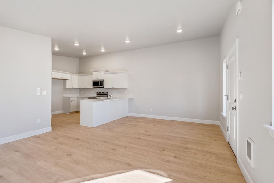 Spacious, unfurnished interior of a new home in Feather Ridge, Redmond (Image 19).
