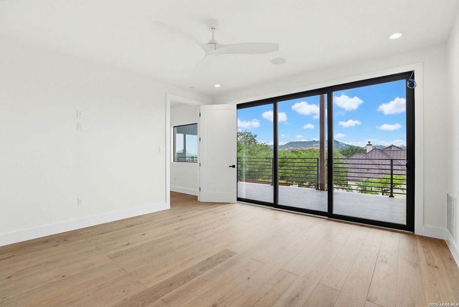 Spacious, unfurnished interior of a new home in , San Antonio (Image 36).