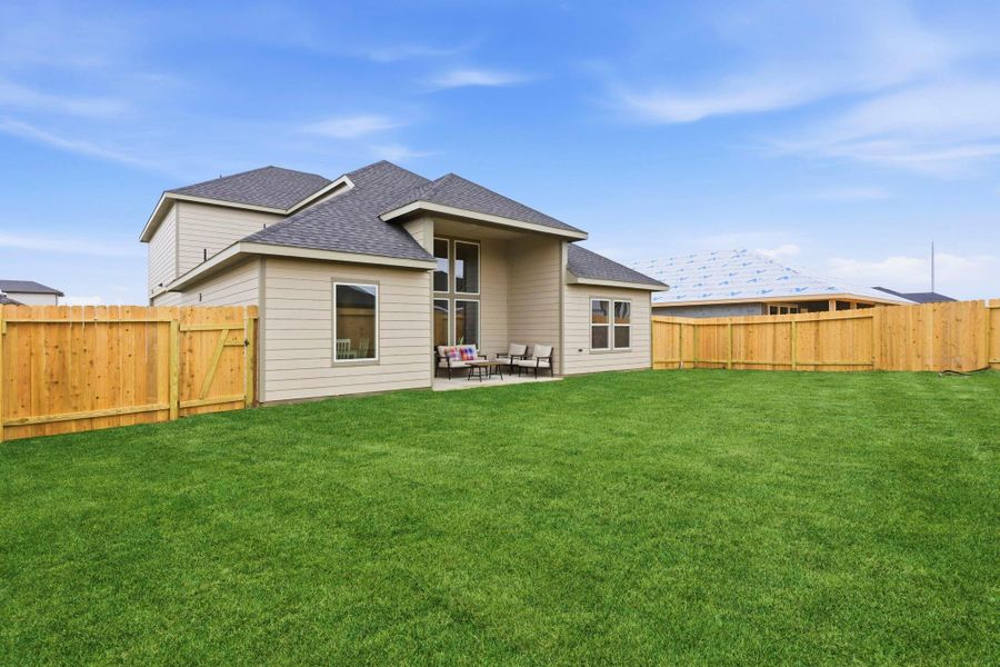 Exterior details and patio area of a home in Evergreen, Rosenberg (Image 3).