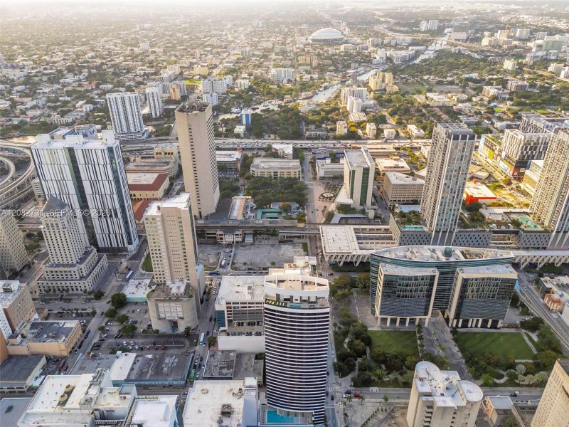 Condo located in Miami, FL showcasing its design and architecture (Image 25).