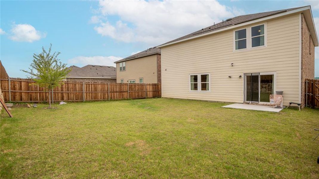 Exterior details and patio area of a home in Ranch at Duck Creek, Fort Worth (Image 26).