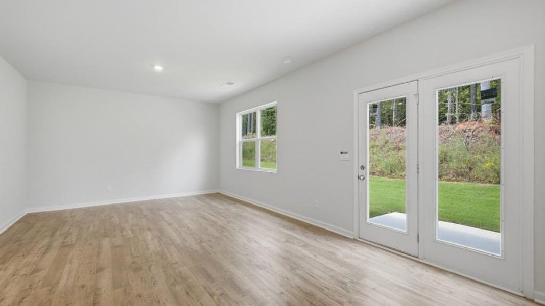 Spacious, unfurnished interior of a new home in Oaks at Cedar Grove, Fairburn (Image 15).