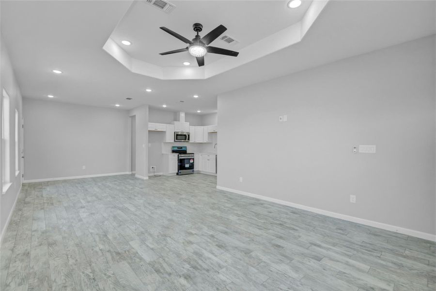 Spacious, unfurnished interior of a new home in , Freeport (Image 14).