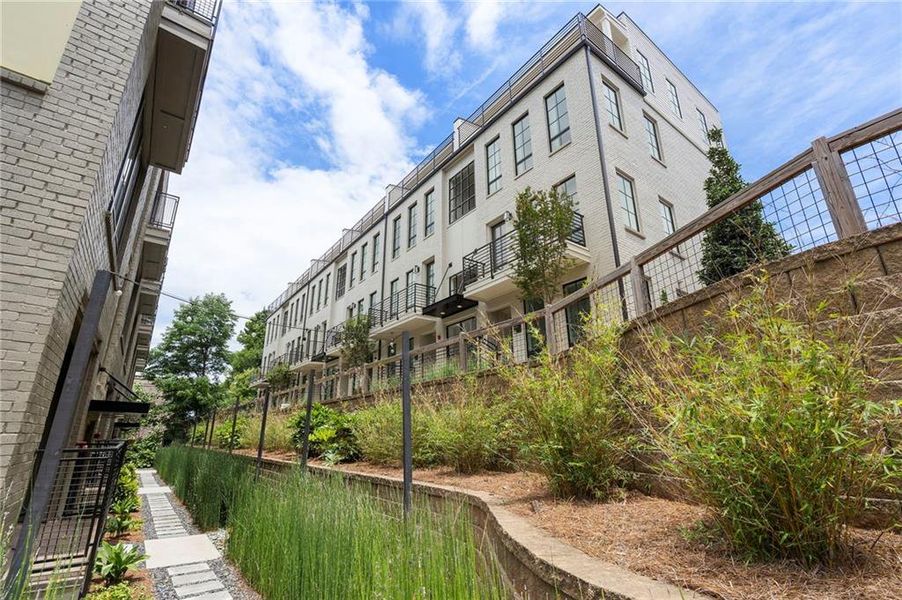 Condo located in Atlanta, GA showcasing its design and architecture (Image 1). Condo located in Atlanta, GA showcasing its design and architecture (Image 1).