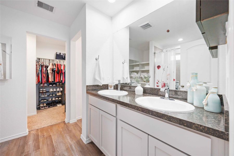 Primary Bathroom:Dual sinks with ample counter space and a walk-in closet for added convenience. Primary Bathroom:Dual sinks with ample counter space and a walk-in closet for added convenience.