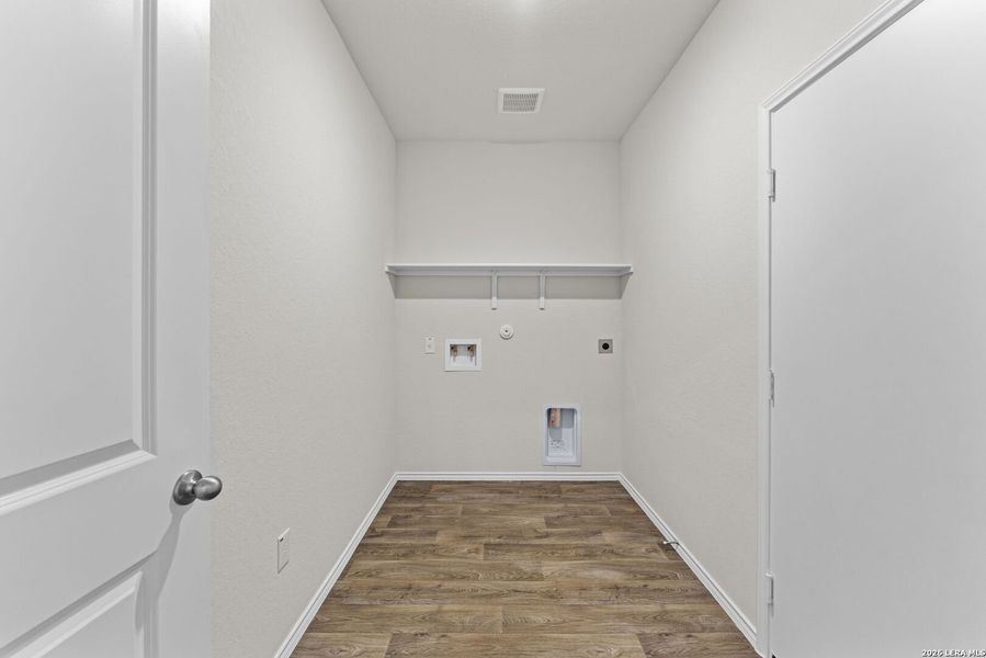 Spacious, unfurnished interior of a new home in Laurel Vistas, San Antonio (Image 13).