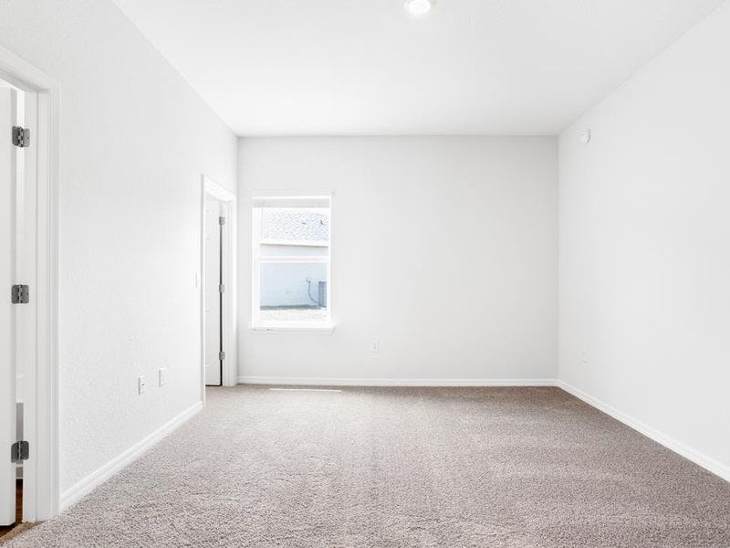 The bedroom 2 suite includes a walk-in wardrobe, single-vanity en-suite bath, and a linen closet.