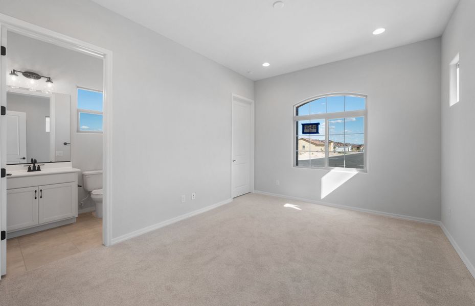 Spacious, unfurnished interior of a new home in Sun City Anthem at Merrill Ranch, Florence (Image 25).
