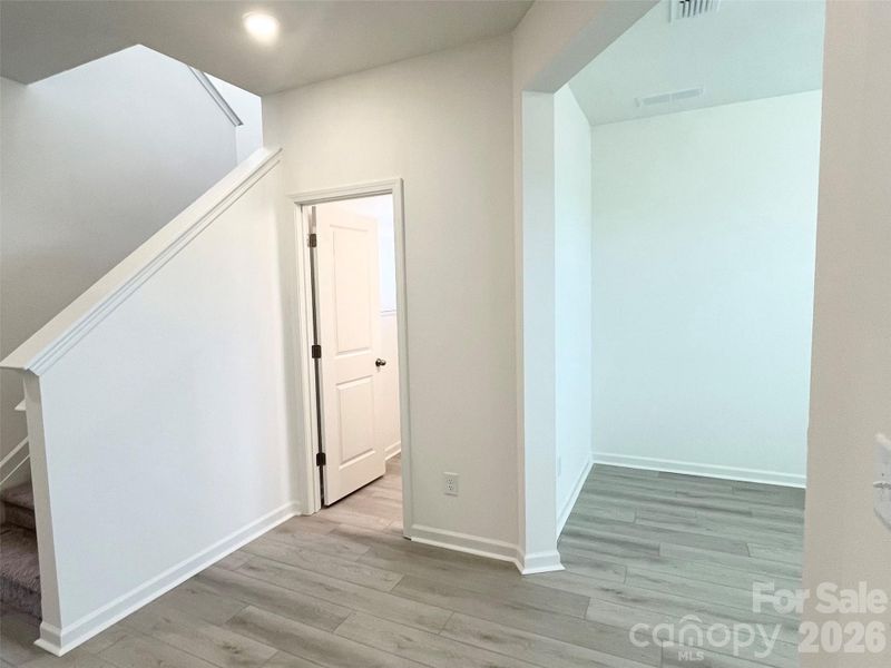 Spacious, unfurnished interior of a new home in Midland Crossing, Midland (Image 7).