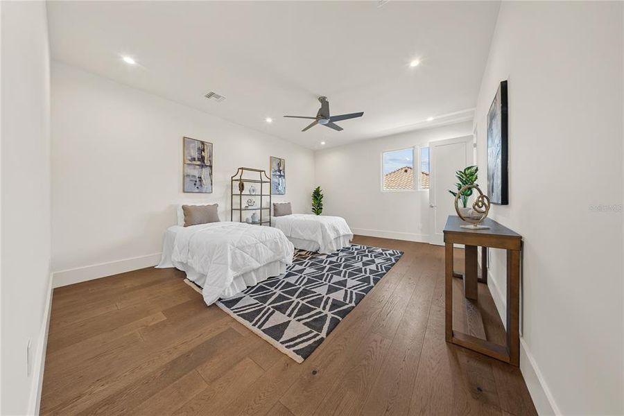 Furnished interior view inside a new home in , Orlando (Image 17).