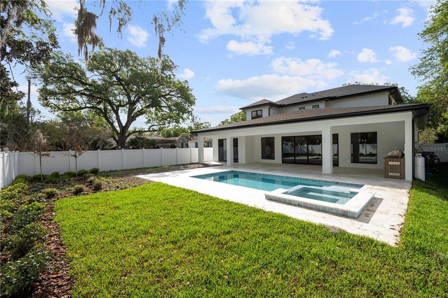 Exterior details and patio area of a home in College Park, Orlando (Image 35).