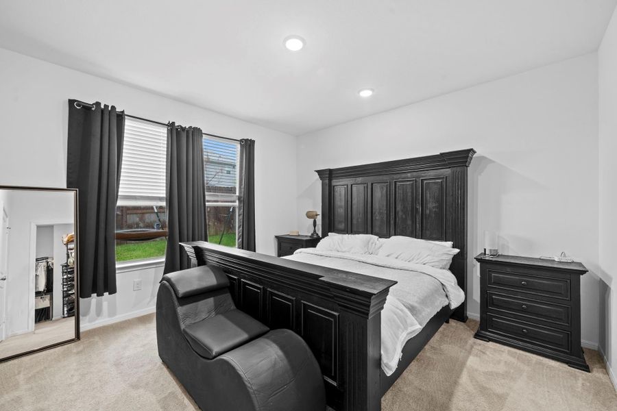 Spacious primary bedroom! Spacious primary bedroom!