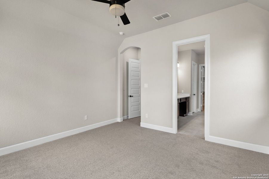 Spacious, unfurnished interior of a new home in The Enclave at Potranco Oaks, Castroville (Image 30).