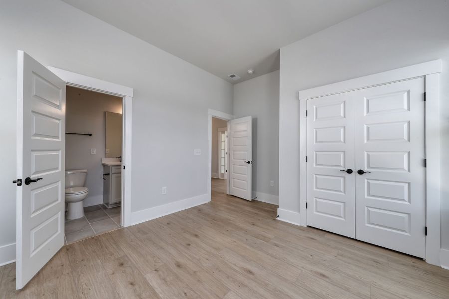 Spacious, unfurnished interior of a new home in SayeBrook, Myrtle Beach (Image 17).
